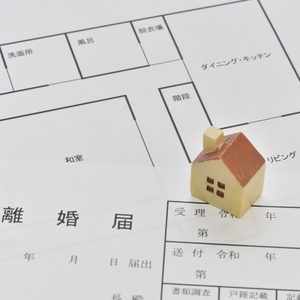 離婚後も同居していたが住民票の住所を別にしていた元妻の遺族年金受給が認められた事例